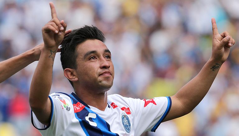 Christian Bermúdez festeja uno de sus goles con Puebla