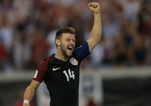 Arriola festeja el último gol contra Trinidad y Tobago