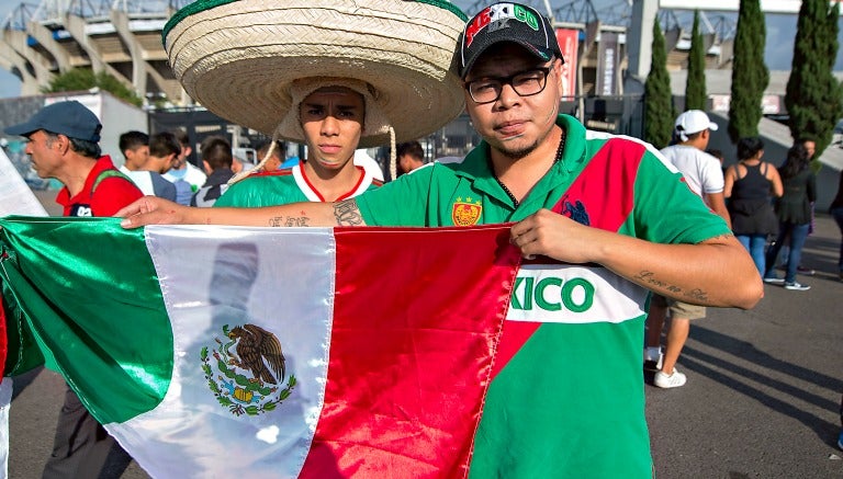 Fans del Tri muestran con orgullo la bandera mexicana