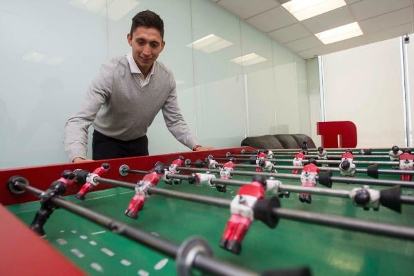 Ismael Hernández juega futbolito en las instalaciones de RÉCORD