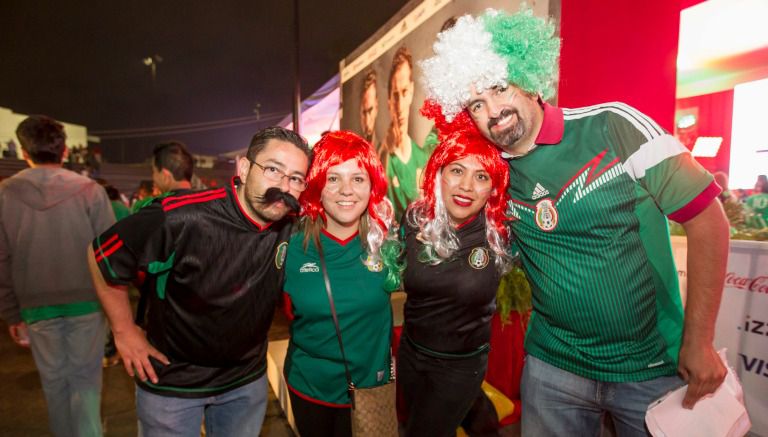 Aficionados mexicanos con pelucas y bigotes