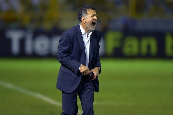 Juan Carlos Osorio da indicaciones en el juego de México en El Salvador