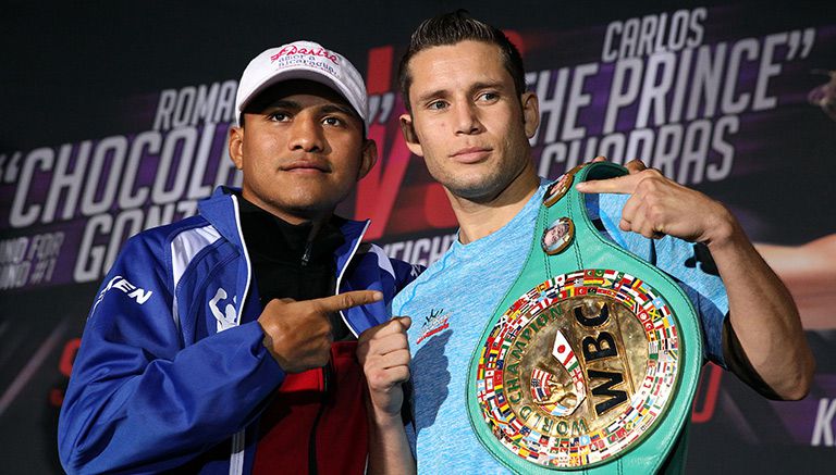 Cuadras sostiene el cinturón de campeón junto al 'Chocolatito' González