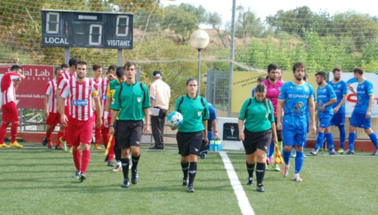 Marta Galego ingresa al campo junto a las dos escuadras