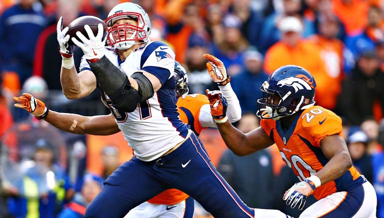 Gronkowski recibe el ovoide frente a los Broncos de Denver