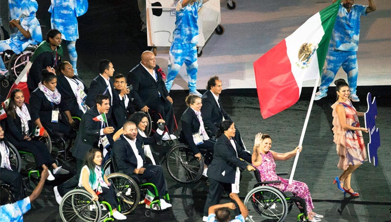 Delegación mexicana, durante desfile inaugural de Juegos Paralímpicos