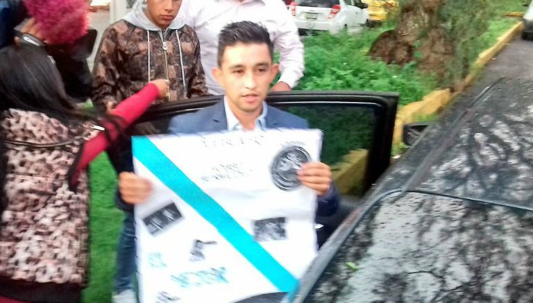 Christian 'Hobbit' Bermúdez es recibido por aficionados de Puebla a la salida del reclusorio