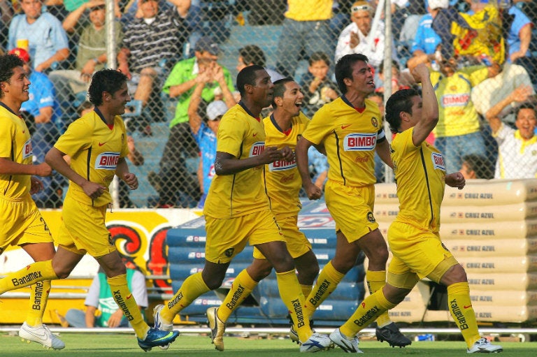 América festeja un gol de Cabañas en el Clásico Joven 