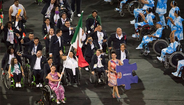 Delegación mexicana durante desfile en el Estadio Maracaná