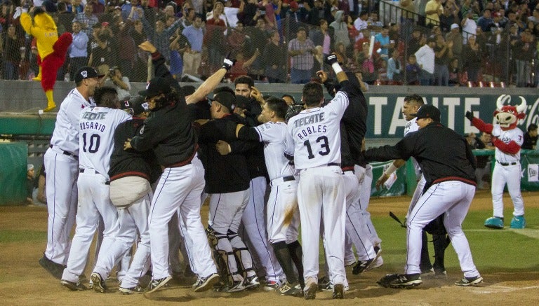 Jugadores de Tijuana celebran la victoria en home