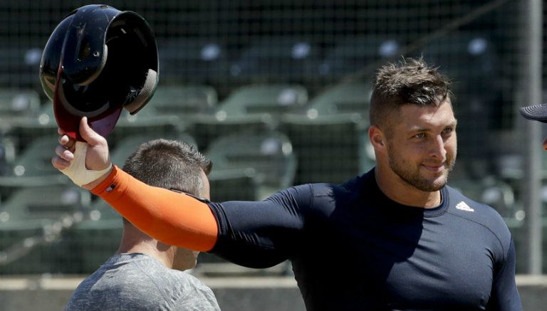 Tim Tebow durante una práctica frente a caza talentos de MLB