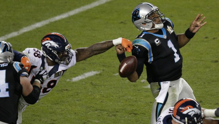 Miller arrebata el ovoide a Newton en el Super Bowl 50