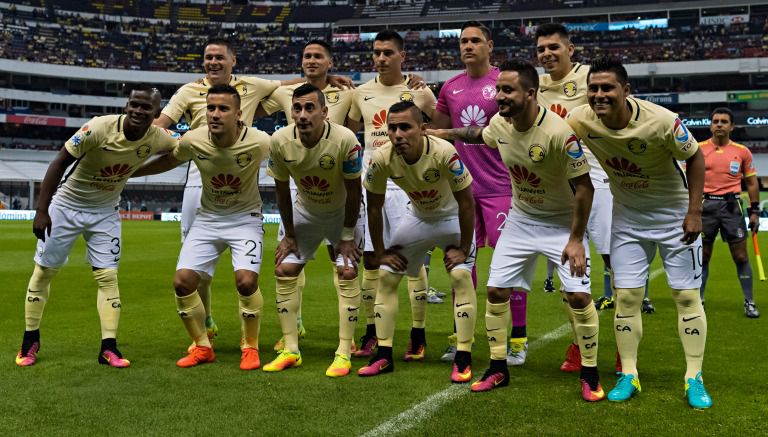 Jugadores del América posan previo a un encuentro de Liga MX