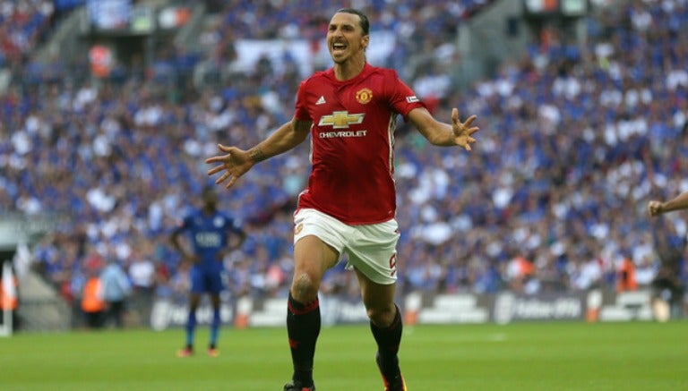 Zlatan celebra su primer gol con Manchester United, frente a Leicester por la Community Shield