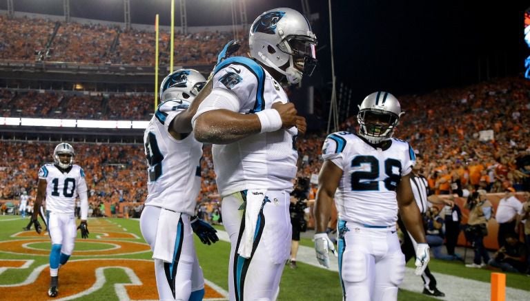 Cam Newton celebra su anotación terrestre frente a Denver