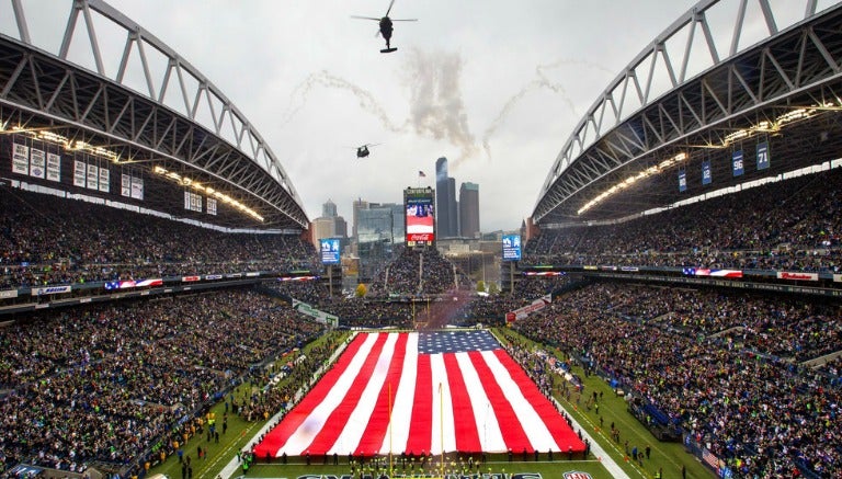 La bandera de Estados Unidos en el campo del CenturyLink Field