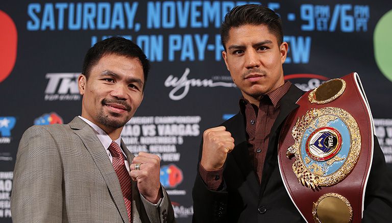 Jessie Vargas sostiene su cinturón de campeón junto a Manny Pacquiao