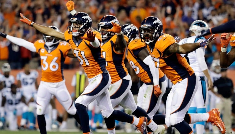 Los jugadores de Broncos celebran tras conseguir la victoria contra Carolina