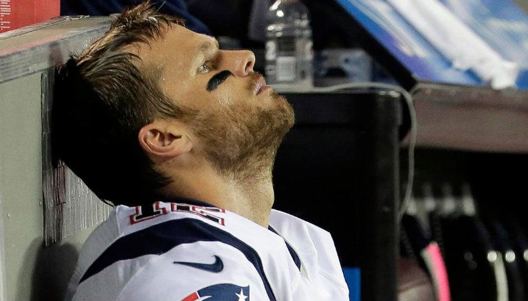 Tom Brady se lamenta durante un partido de los Patriotas