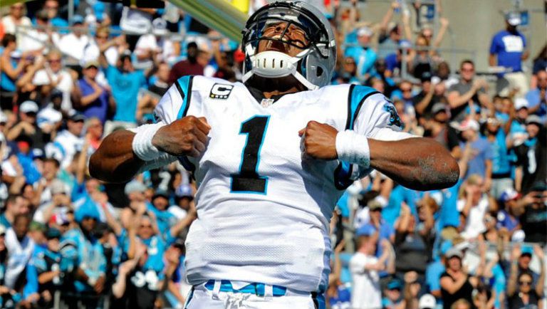 Cam Newton festeja al estilo 'Superman'