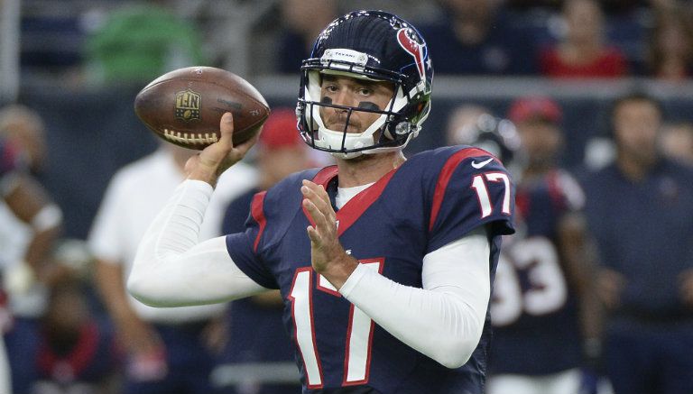 Brock Osweiler lanza un pase con los Texanos