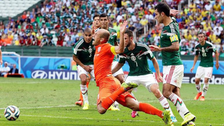 Robben, durante la jugada polémica en Brasil 2014