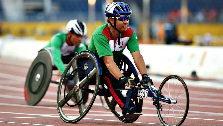 Salvador Hernández en la competencia de los 100 metros T52