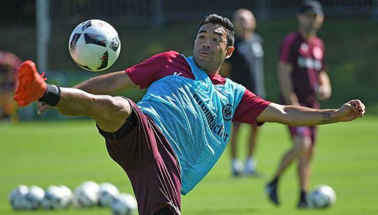 Marco Fabián durante un entrenamiento con el Frankfurt