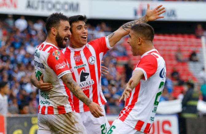 Luis Gallegos y Edson Puch en festejo de gol en Liga MX