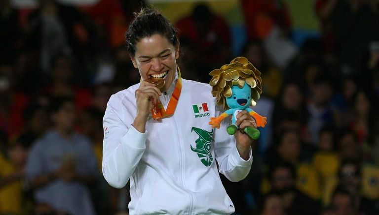 Lenia Ruvalcaba muerde su medalla obtenida en los Juegos Paralímpicos