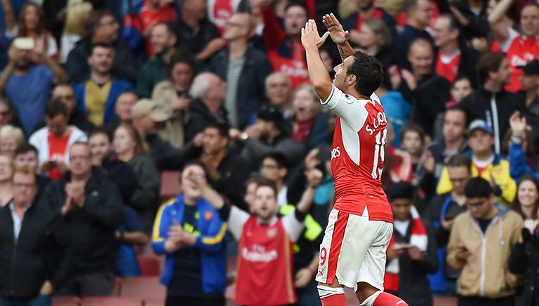 Santi Cazorla festeja tras anotar el gol del triunfo para el Arsenal