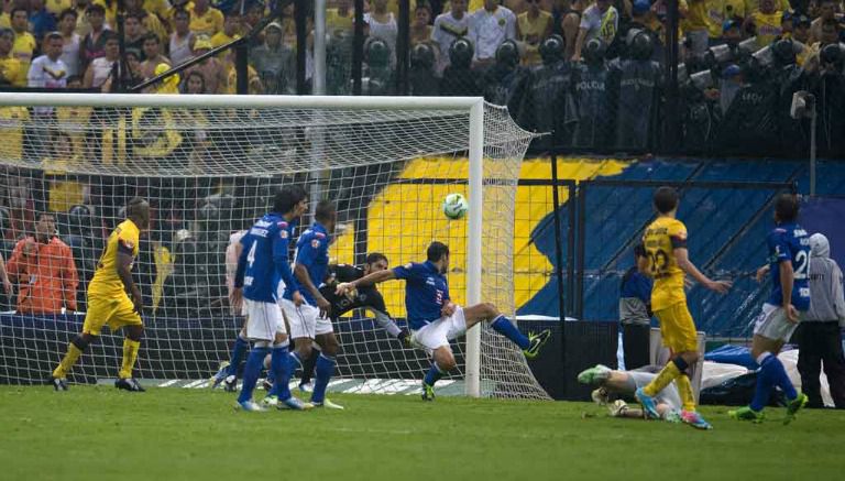 Moisés Muñoz remata al arco de Corona en la Final del Clausura 2013