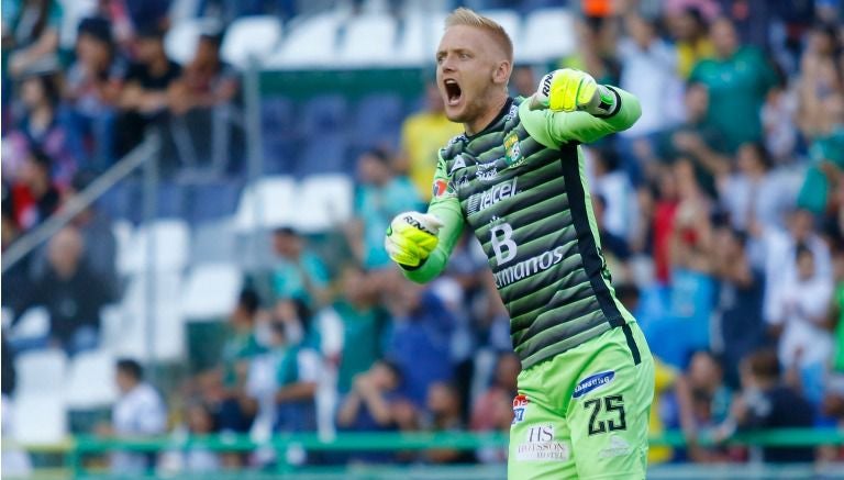 Yarbrough celebra uno de los goles del León