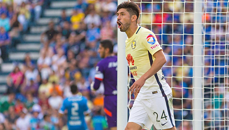 Oribe Peralta festeja su gol contra Cruz Azul