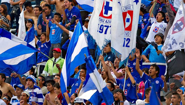 Aficionados de Cruz Azul en el Estadio Azul