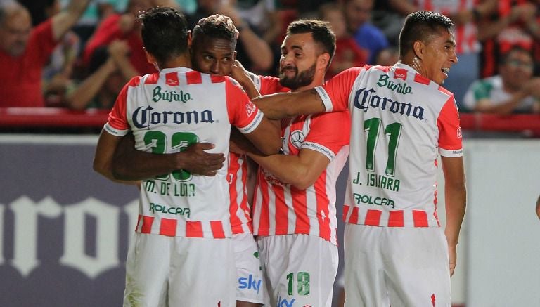 Jugadores de Necaxa celebran durante el encuentro