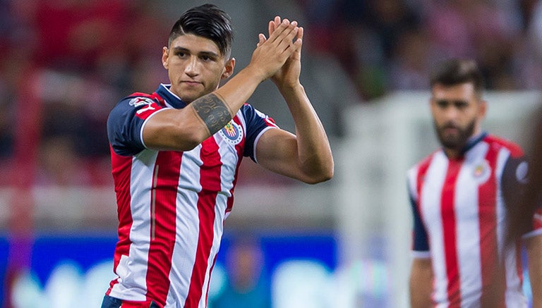 Alan Pulido festeja una jugada con Chivas