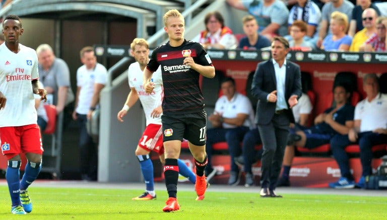 Joel Pohjanpalo después de anotar su primer gol en el partido