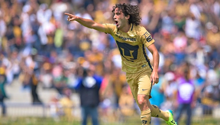 Britos celebra un gol de Pumas frente a Monterrey