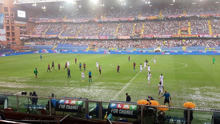 Cancha inundada del Estadio Luigi Ferraris