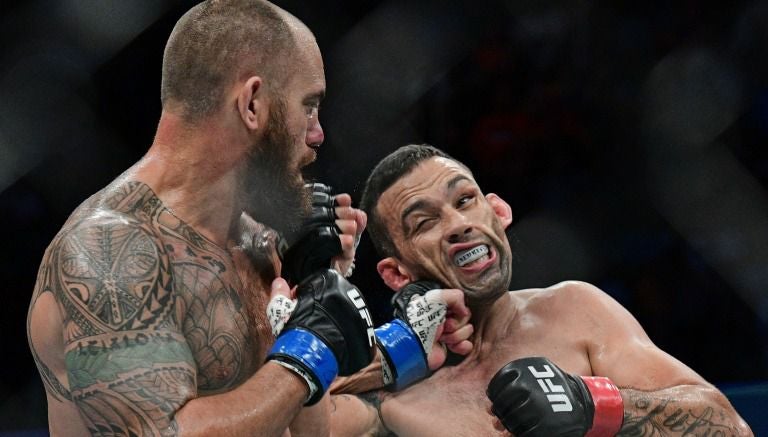 Browne conecta un golpe a Werdum en UFC 203