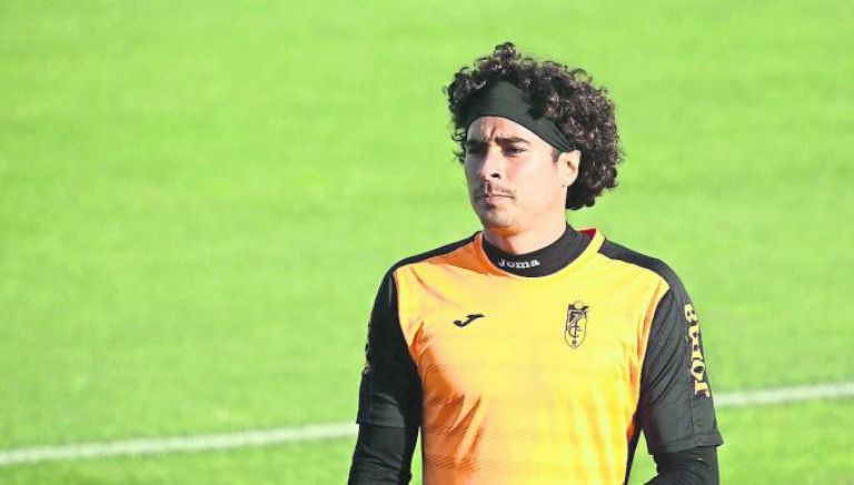 Guillermo Ochoa en un entrenamiento con el Granada