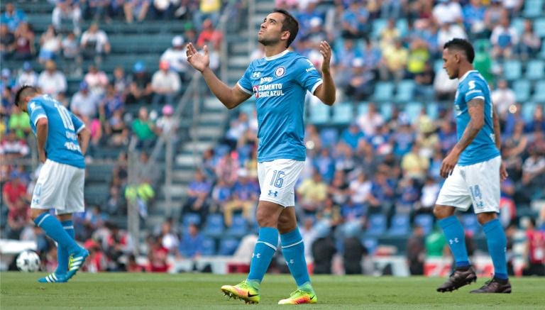 Adrián Aldrete levanta las manos en el partido entre Cruz Azul y América en el A2016