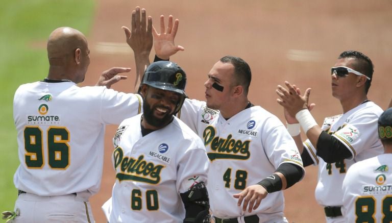 Jugadores de Pericos festejan después de ganar el partido