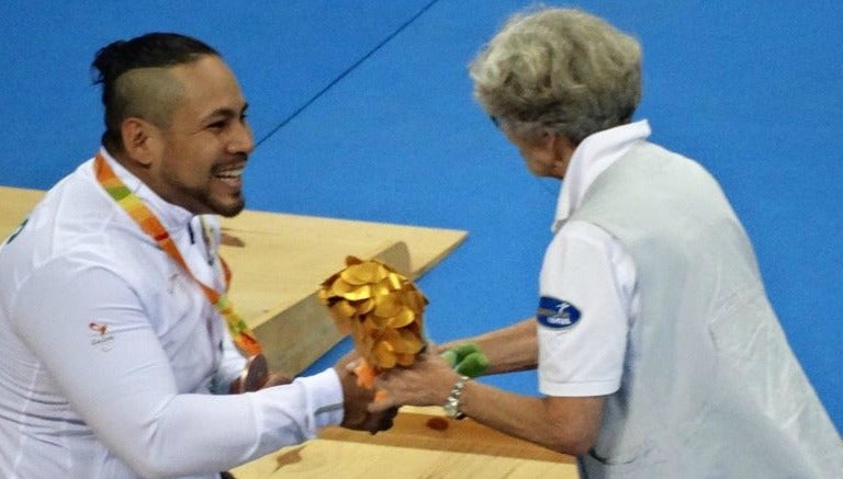 Rangel recibiendo un reconocimiento tras la competencia