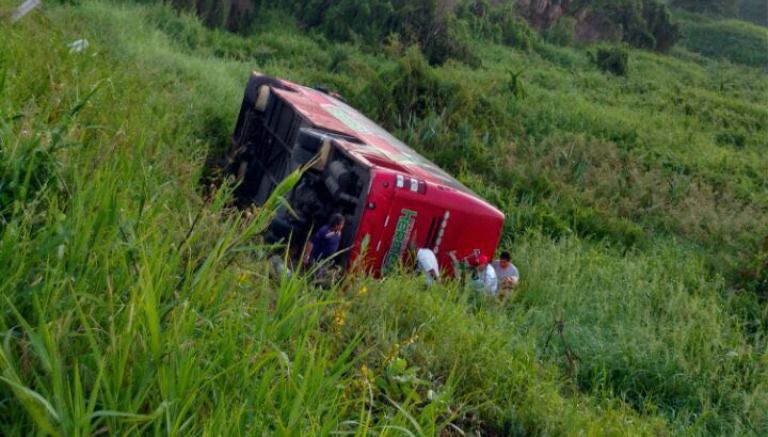 El camión del Deportivo Nuevo Chimalhuacán volcado a un lado de la carretera