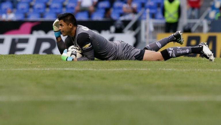 Talavera detiene un balón durante el partido frente a Puebla