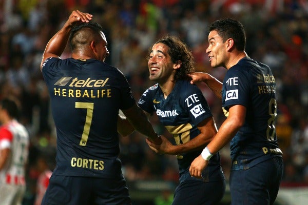 Los jugadores de Pumas celebrando una anotación