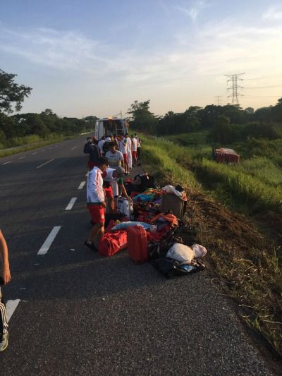 Los jugadores del Nuevo Chimalhuacán recogen su maletas en la carretera