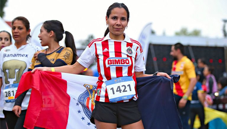 Adriana Ávila, ganadora de la rama femenil, luce la bandera de Chivas